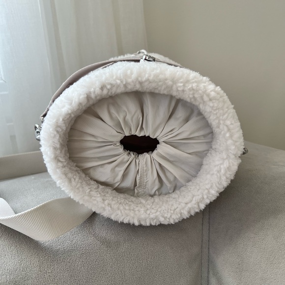 Lululemon Sherpa Crossbody Cream bucket Bag
NWOT - Picture 7 of 8